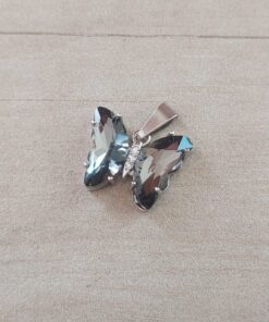DIJE DE ACERO MARIPOSA DE ACRÍLICO CRISTAL GRIS. 15 X 20 MM