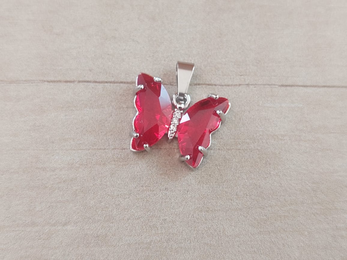 DIJE DE ACERO MARIPOSA DE ACRÍLICO CRISTAL ROJA. 15 X 20 MM
