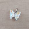 DIJE DE ACERO MARIPOSA DE ACRÍLICO TORNASOL MARFIL. 15 X 20 MM