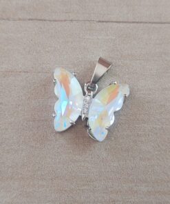 DIJE DE ACERO MARIPOSA DE ACRÍLICO TORNASOL MARFIL. 15 X 20 MM
