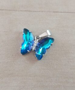 DIJE DE ACERO MARIPOSA DE ACRÍLICO AZUL TORNASOL. 15 X 20 MM
