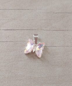 DIJE DE ACERO BLANCO MARIPOSA ACRÍLICO ROSA. MEDIDA 10 X 11 MM