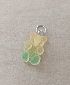 DIJE DE ACERO OSITO GUMMY DE ACRÍLICO DEGRADÉ AMARILLO VERDE. TAMAÑO 17 MM