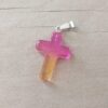DIJE DE ACERO DE SÍMIL PIEDRA DEGRADE DEL FUCSIA AL NARANJA EN FORMA DE CRUZ. 18 X 25 MM