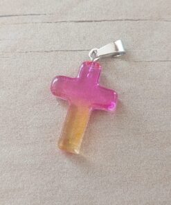 DIJE DE ACERO DE SÍMIL PIEDRA DEGRADE DEL FUCSIA AL NARANJA EN FORMA DE CRUZ. 18 X 25 MM
