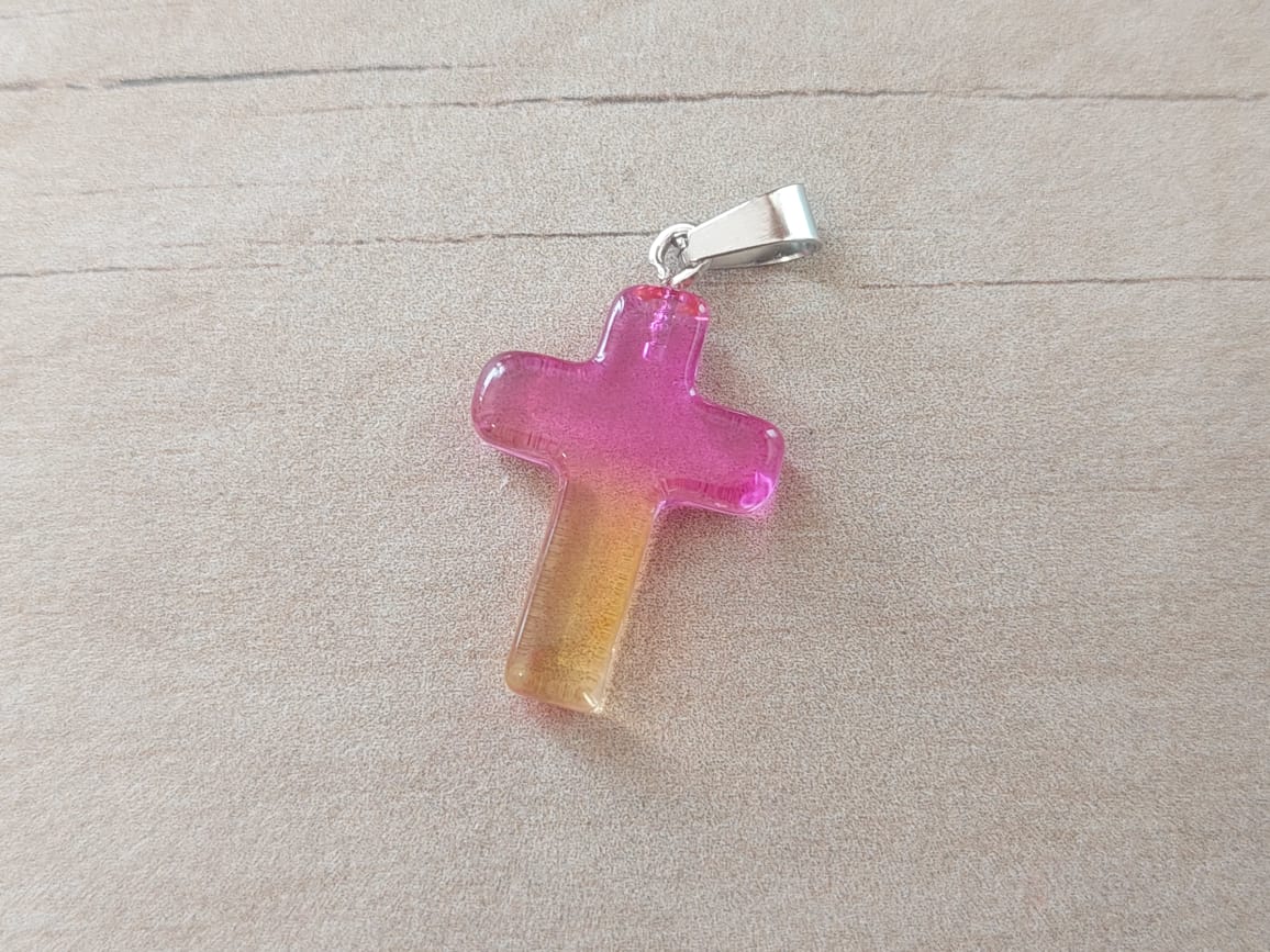DIJE DE ACERO DE SÍMIL PIEDRA DEGRADE DEL FUCSIA AL NARANJA EN FORMA DE CRUZ. 18 X 25 MM