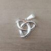DIJE DE ACERO BLANCO TRIQUETA. 24 MM