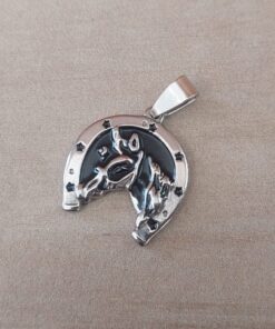 DIJE DE ACERO HERRADURA Y CABALLO CON FONDO ESMALTADO EN NEGRO. MEDIDAS 22 MM