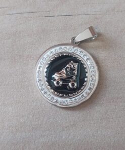DIJE DE ACERO MADALLA PATÍN CON FONDO ESMALTADO EN NEGRO Y STRASS. MEDIDAS 26 MM