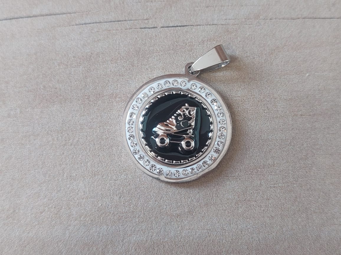 DIJE DE ACERO MADALLA PATÍN CON FONDO ESMALTADO EN NEGRO Y STRASS. MEDIDAS 26 MM
