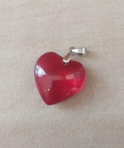 DIJE DE ACERO CORAZÓN DE ACRÍLICO ROJO. TAMAÑO 20 MM.