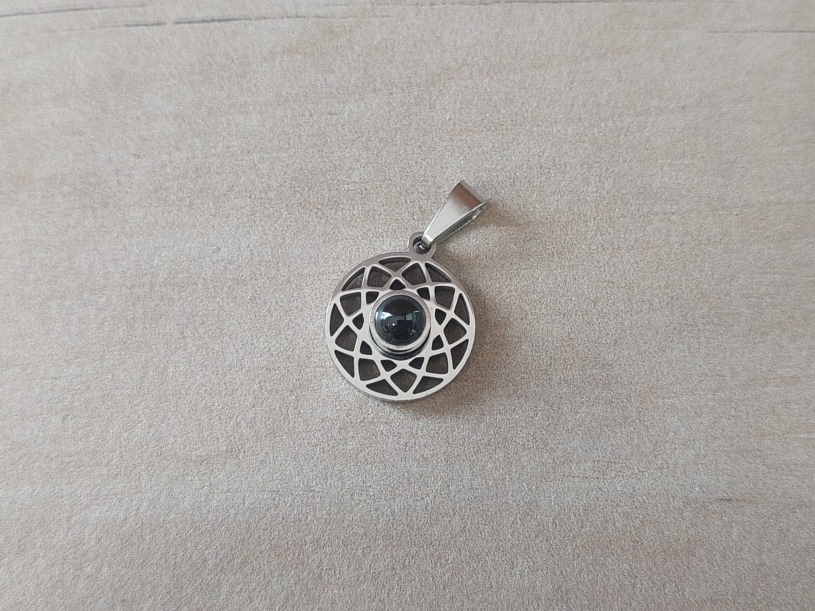DIJE DE ACERO MANDALA, "TE AMO" EN 100 IDIOMAS DIFERENTES. MEDIDA 15 MM