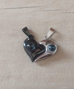 DIJE DE ACERO CORAZONES DE PARTIR CON IMÁN, "TE AMO" EN 100 IDIOMAS DIFERENTES. MEDIDA 16 X 22 MM