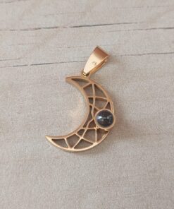DIJE DE ACERO DORADO LUNA CALADA, «TE AMO» EN 100 IDIOMAS DIFERENTES. TAMAÑO 19 X 22 MM.