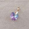 DIJE DE ACERO DORADO ACRÍLICO CORAZÓN LILA . TAMAÑO 15 X 18 MM