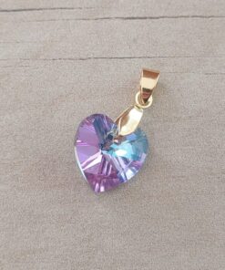 DIJE DE ACERO DORADO ACRÍLICO CORAZÓN LILA . TAMAÑO 15 X 18 MM