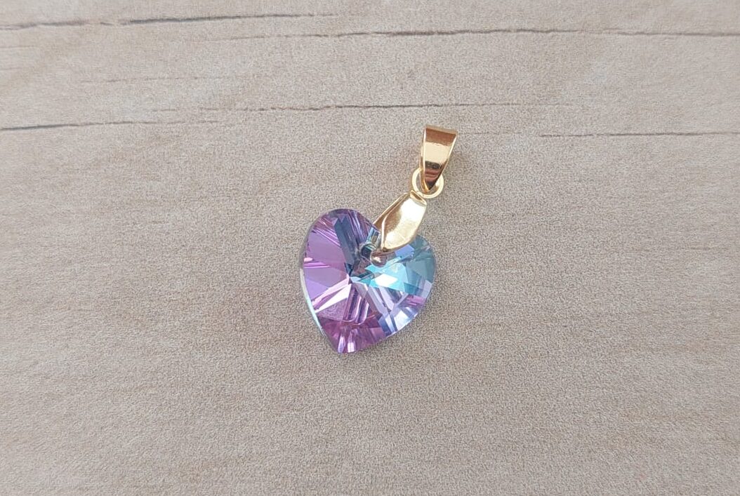 DIJE DE ACERO DORADO ACRÍLICO CORAZÓN LILA . TAMAÑO 15 X 18 MM