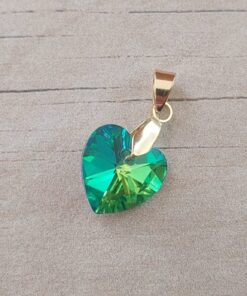 DIJE DE ACERO DORADO ACRÍLICO CORAZÓN VERDE . TAMAÑO 15 X 18 MM