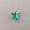 DIJE DE ACERO DORADO ACRÍLICO ESTRELLA DE MAR VERDE . TAMAÑO 15 MM