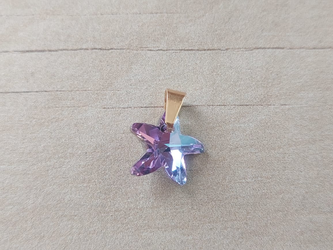 DIJE DE ACERO DORADO ACRÍLICO ESTRELLA DE MAR LILA . TAMAÑO 15 MM
