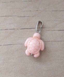 DIJE DE ACERO TORTUGA DE MAR ROSA. 15 X 18 MM