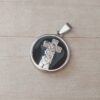 DIJE DE ACERO MEDALLA GAUCHITO GIL ESMALTADA NEGRO. MEDIDA 25 MM