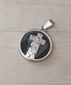 DIJE DE ACERO MEDALLA GAUCHITO GIL ESMALTADA NEGRO. MEDIDA 25 MM