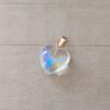 DIJE DE ACERO DORADO ACRÍLICO EN FORMA DE CORAZÓN TORNASOL . TAMAÑO 15 MM
