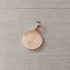 DIJE DE ACERO DORADO MEDALLA DE SAN BENITO GRABADA. TAMAÑO 15 MM