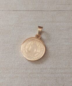 DIJE DE ACERO DORADO MEDALLA DE SAN BENITO GRABADA. TAMAÑO 15 MM