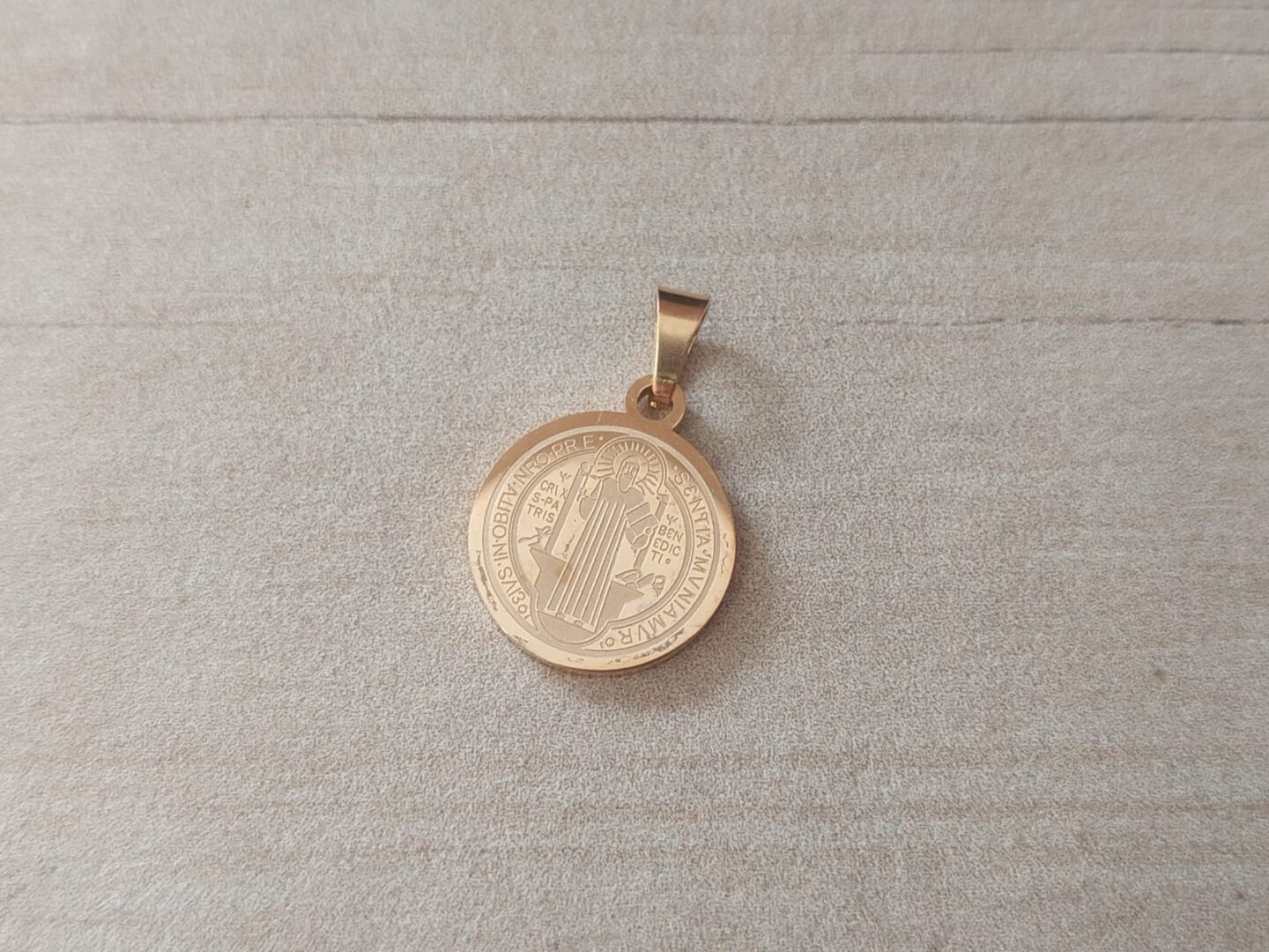 DIJE DE ACERO DORADO MEDALLA DE SAN BENITO GRABADA. TAMAÑO 15 MM