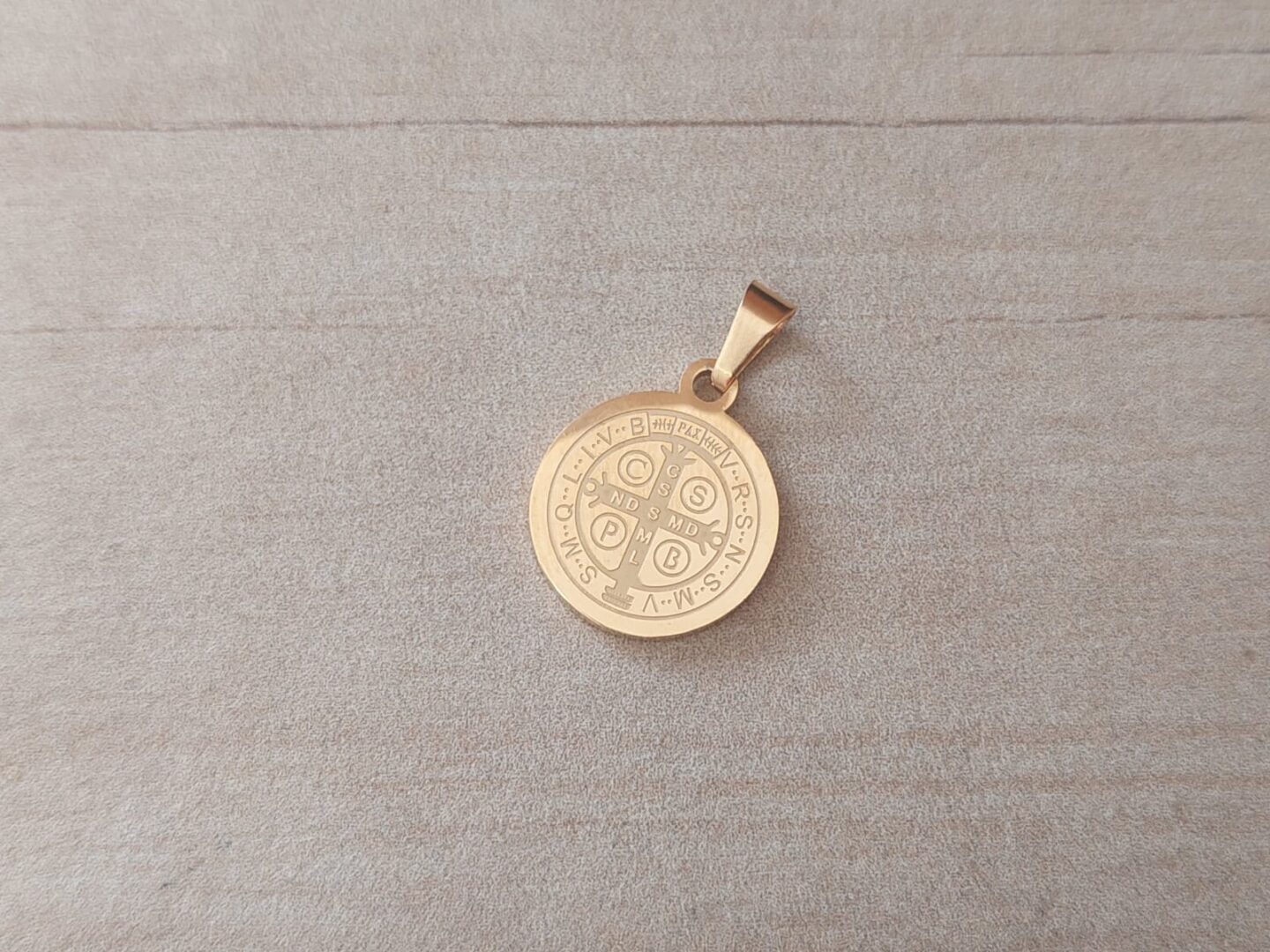DIJE DE ACERO DORADO MEDALLA DE SAN BENITO GRABADA. TAMAÑO 15 MM - Imagen 2