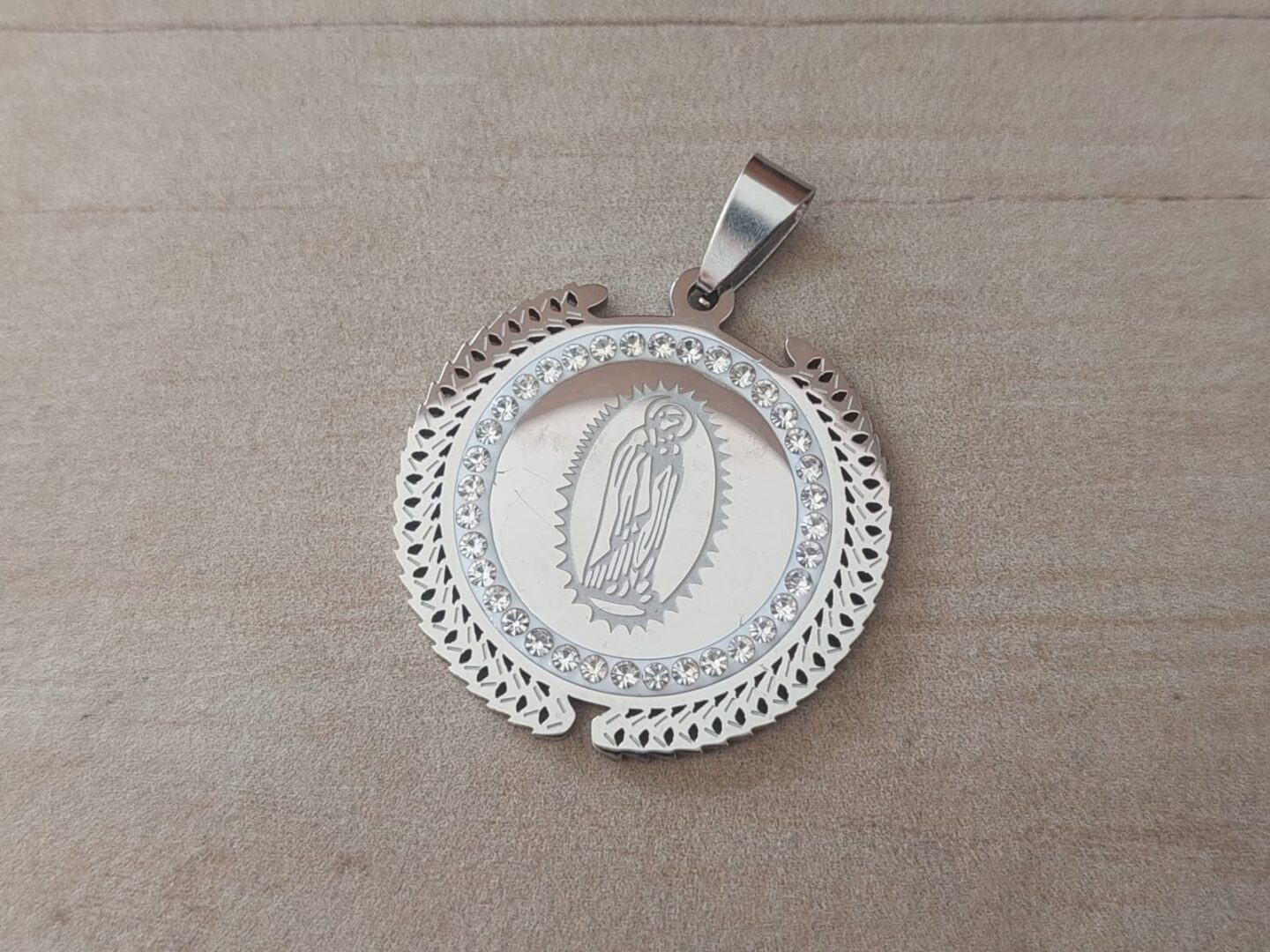 DIJE DE ACERO MEDALLA CALADA VIRGEN DE GUADALUPE CON STRASS. TAMAÑO 31 MM