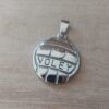 DIJE DE ACERO PELOTA VOLEY PLANA CON LEYENDA EN RELIEVE. DIÁMETRO 25 MM