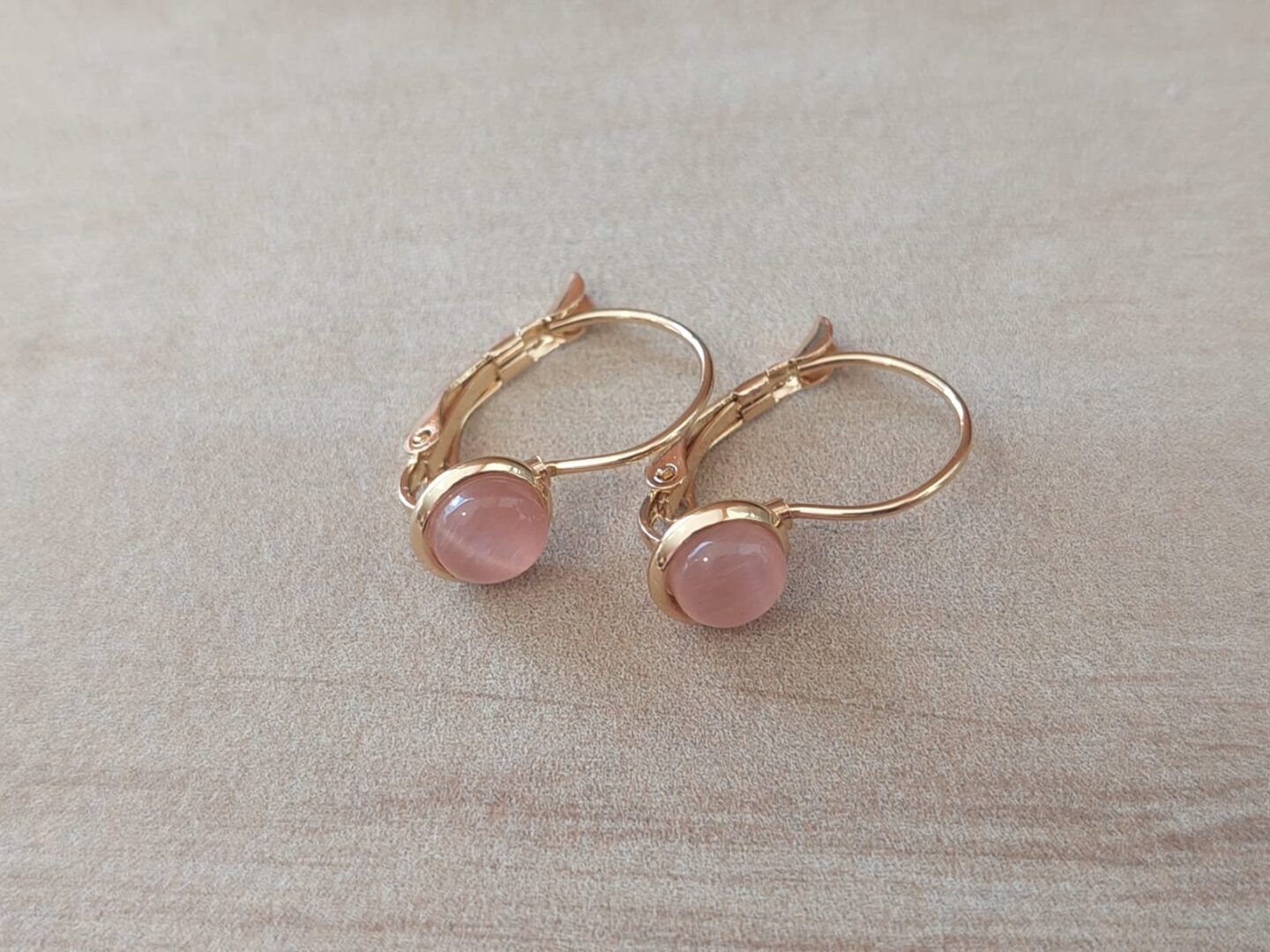 ARO DE ACERO DORADO BRISURA CON OJO GATO ROSA 6 MM