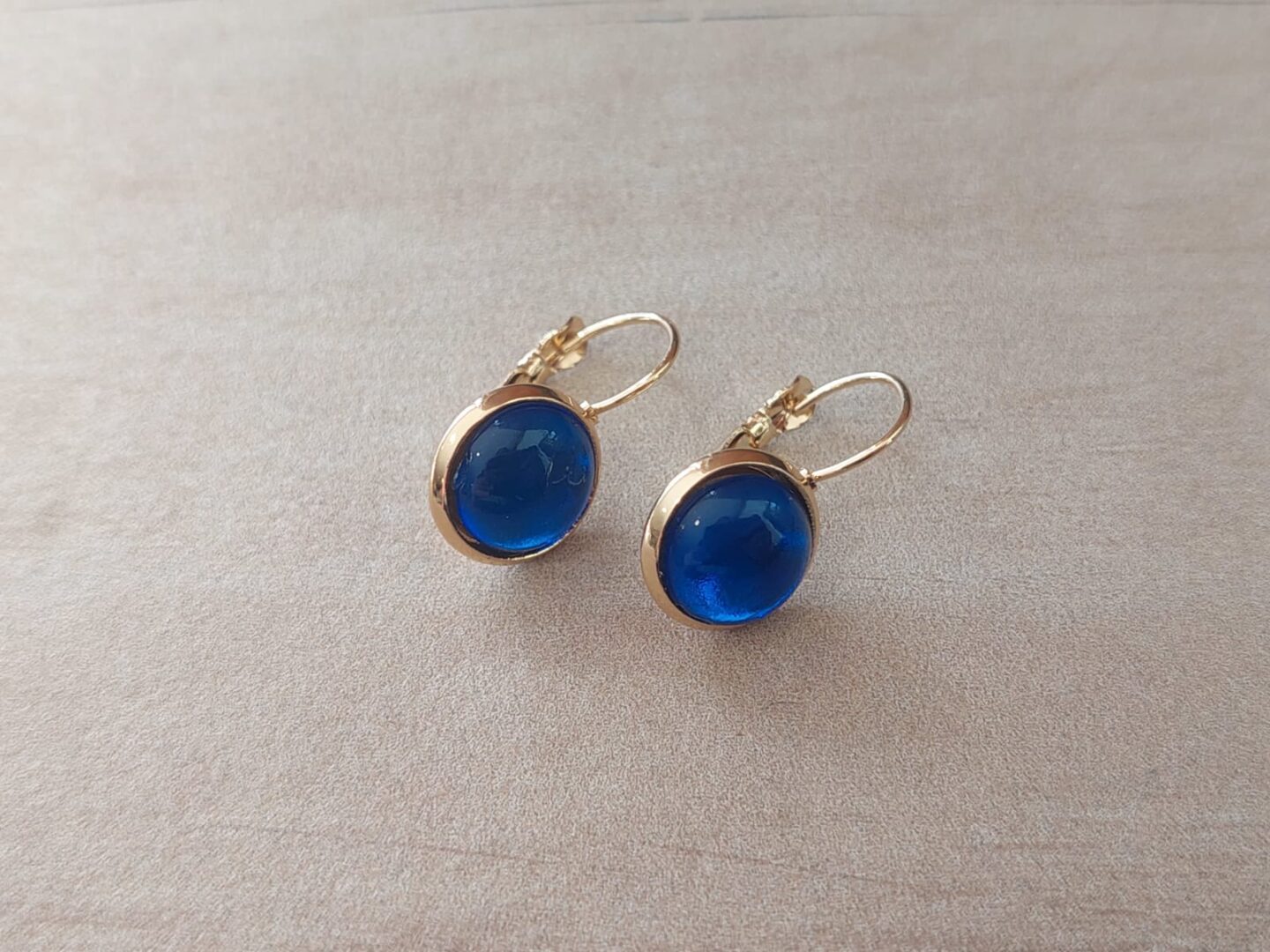 ARO DE ACERO DORADO BRISURA CON PASTILLA AZUL 10 MM