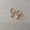 ARO DE ACERO DORADO ARGOLLA 2 MM CON BISAGRA Y DIJE CORAZON COLGANTE. DIÁMETRO 10 MM