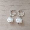 ARO DE ACERO ARGOLLA BISAGRA CON DIJE COLGANTE OSTRA DE PERLA. LARGO 30 MM