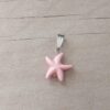 DIJE DE ACERO ESTRELLA DE MAR ROSA. 15 MM