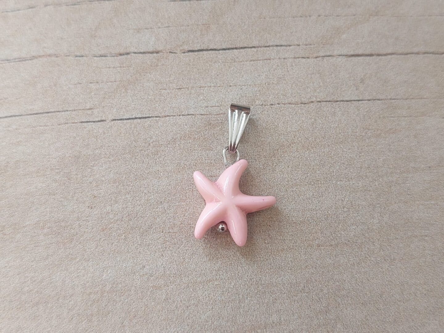DIJE DE ACERO ESTRELLA DE MAR ROSA. 15 MM