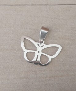 DIJE DE ACERO MARIPOSA CALADA. TAMAÑO 25 MM X 15 MM.