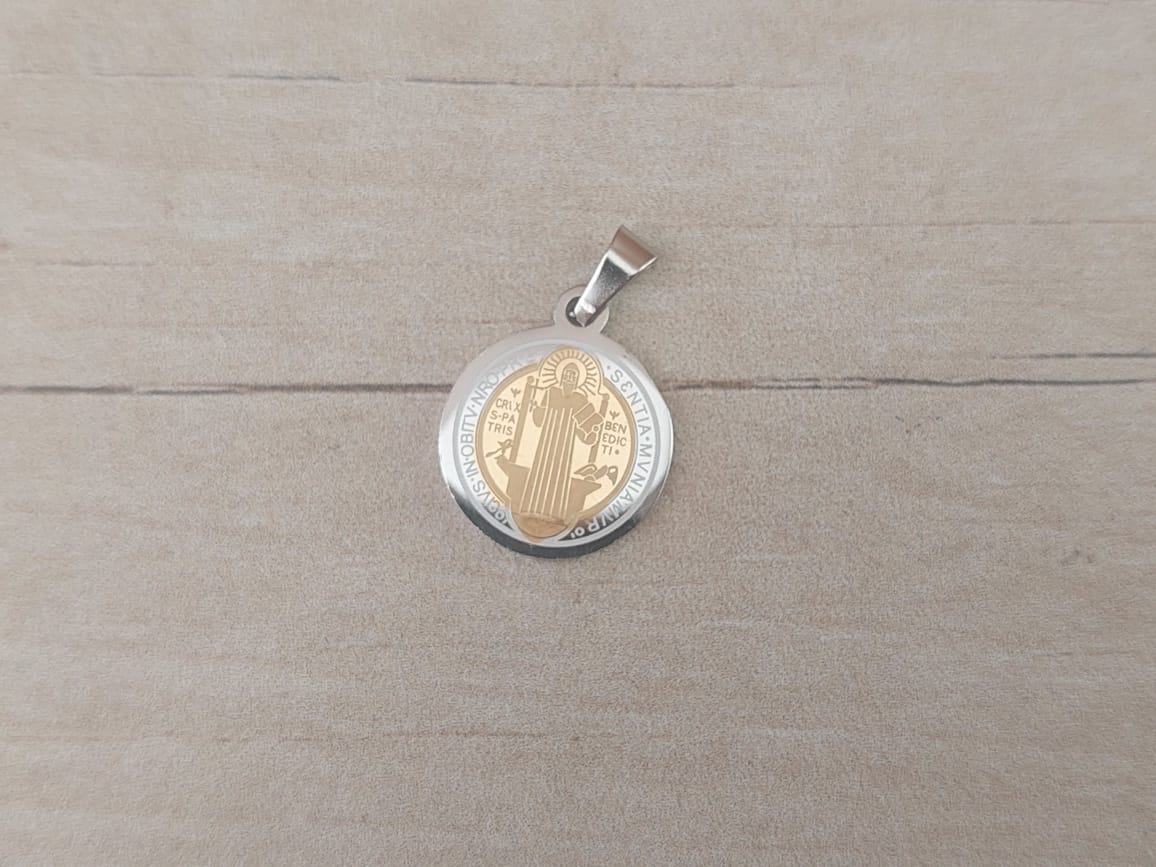 DIJE DE ACERO MEDALLA SAN BENITO REVERSIBLE COMBINADO CON CENTRO DORADO. TAMAÑO 15 MM