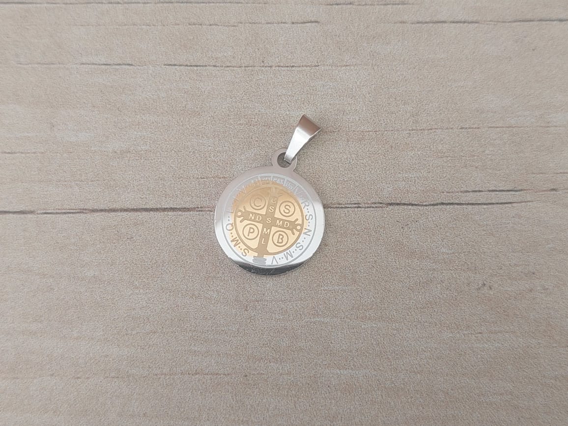 DIJE DE ACERO MEDALLA SAN BENITO REVERSIBLE COMBINADO CON CENTRO DORADO. TAMAÑO 15 MM - Imagen 2