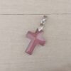 DIJE DE ACERO DE SÍMIL PIEDRA FACETADA VIOLETA EN FORMA DE CRUZ. 18 X 25 MM
