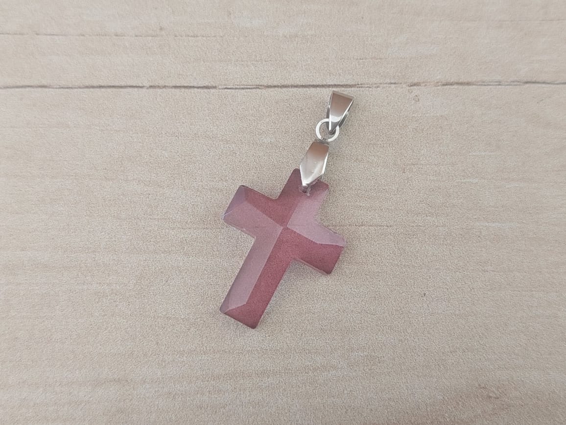 DIJE DE ACERO DE SÍMIL PIEDRA FACETADA VIOLETA EN FORMA DE CRUZ. 18 X 25 MM