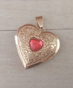 DIJE DE ACERO DORADO RELICARIO CORAZÓN TRABAJADO CON ACRÍLICO ROJO EN EL CENTRO. TAMAÑO 28 MM