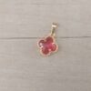 DIJE DE ACERO DORADO VAN CLEEF CON CUBIK ROJO. 12 MM