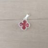 DIJE DE ACERO BLANCO VAN CLEEF CON CUBIK ROJO. 12 MM