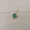 DIJE DE ACERO DORADO VAN CLEEF CON CUBIK VERDE. 12 MM