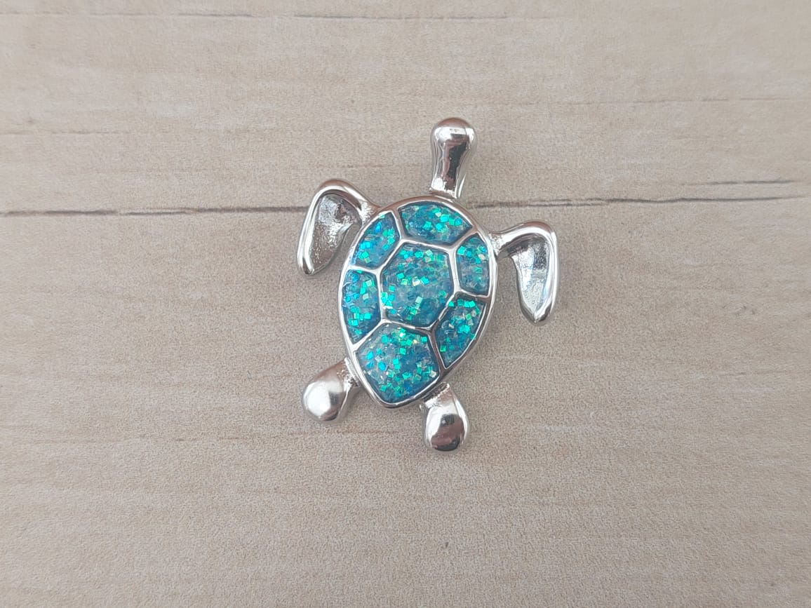 DIJE DE ACERO TORTUGA DE MAR ESMALTADA EN TURQUESA. 23 X 30 MM